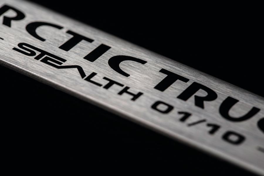 Логотип Isuzu D-Max Stealth by Arctic Trucks 2018 года  (UK) (фото 2 из 12)